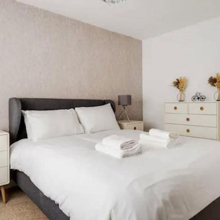 New Build House Near Trafford Centre With Drive マンチェスター エクステリア 写真