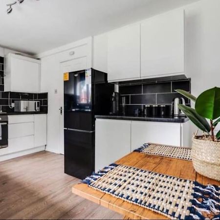 New Build House Near Trafford Centre With Drive マンチェスター エクステリア 写真