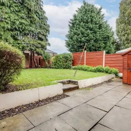 New Build House Near Trafford Centre With Drive マンチェスター エクステリア 写真
