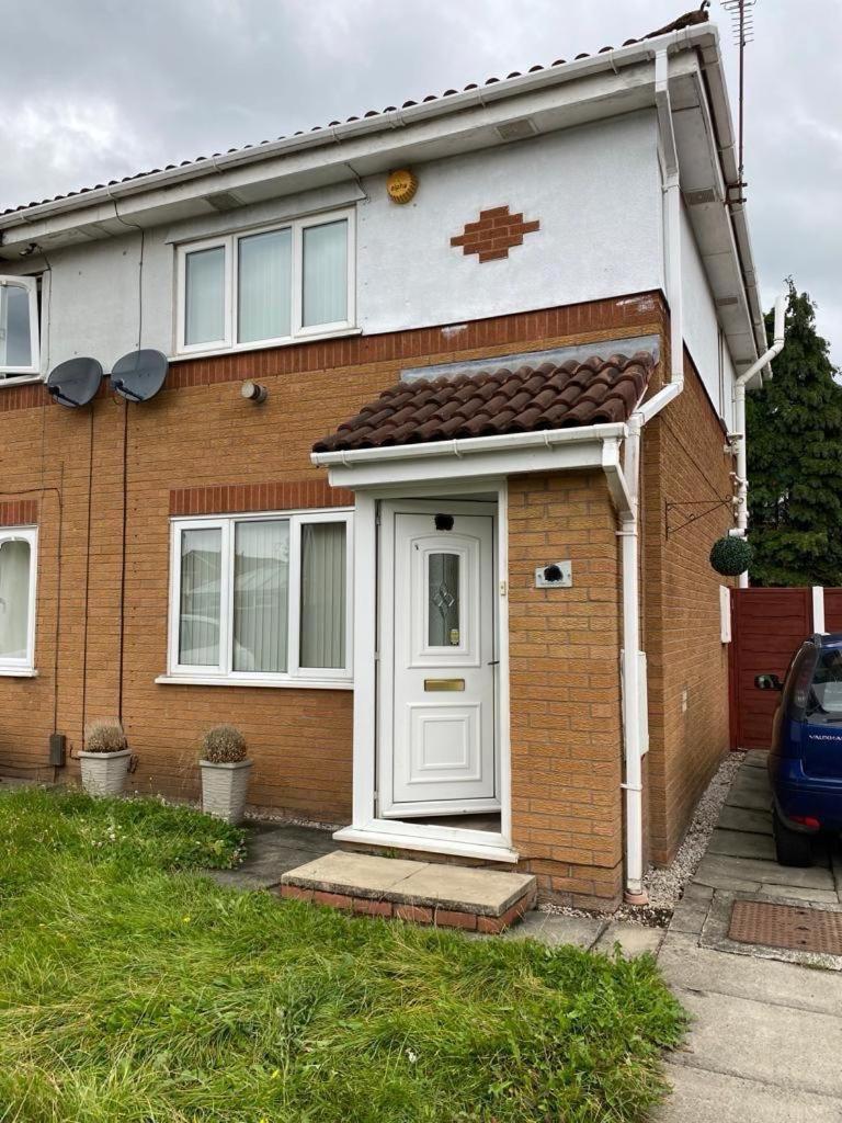 New Build House Near Trafford Centre With Drive マンチェスター エクステリア 写真