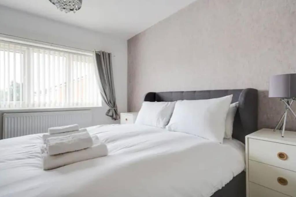 New Build House Near Trafford Centre With Drive マンチェスター エクステリア 写真