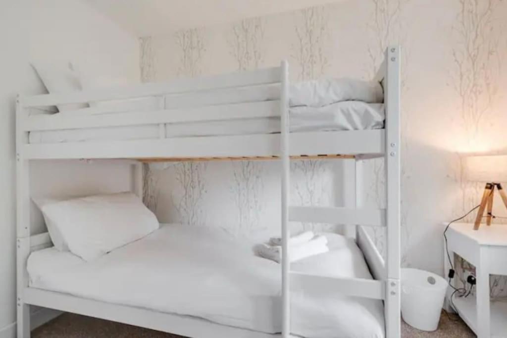 New Build House Near Trafford Centre With Drive マンチェスター エクステリア 写真