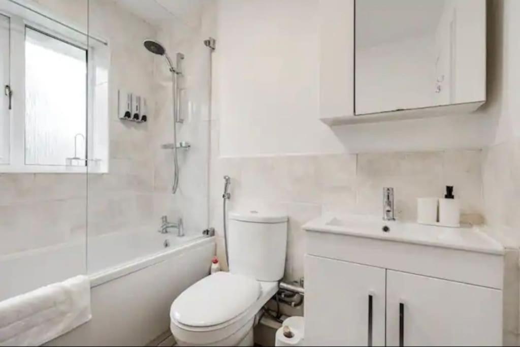 New Build House Near Trafford Centre With Drive マンチェスター エクステリア 写真