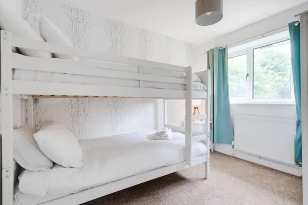 New Build House Near Trafford Centre With Drive マンチェスター エクステリア 写真