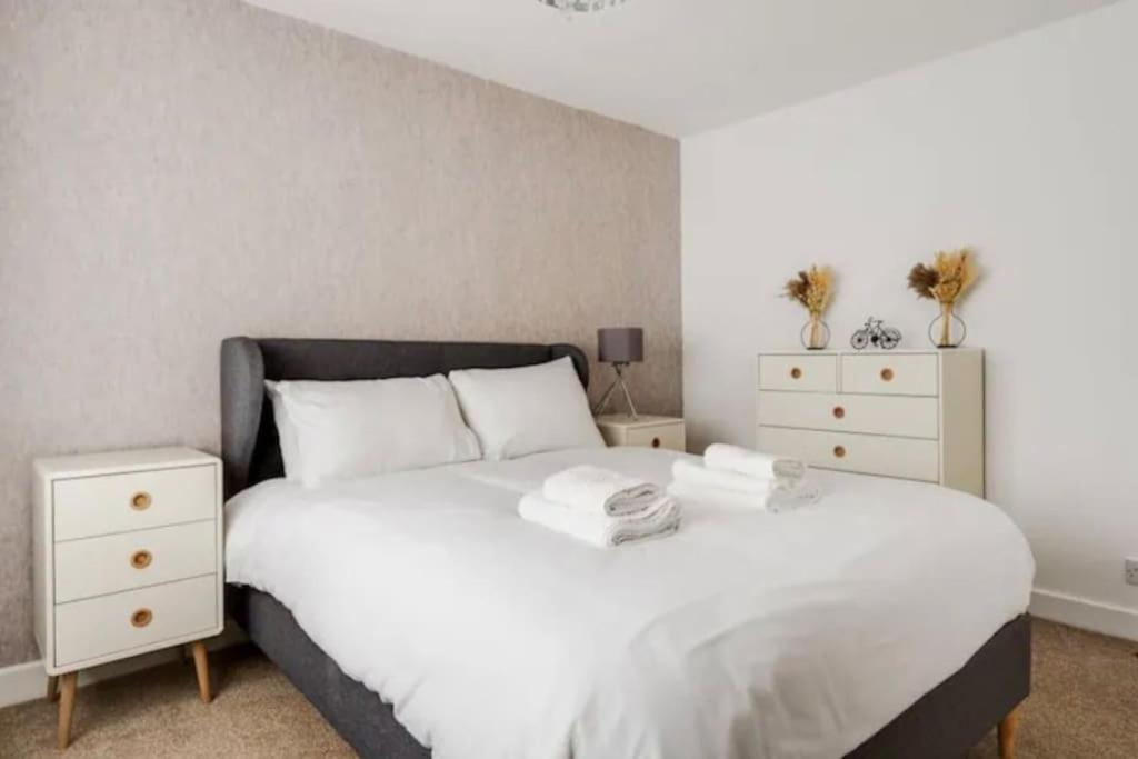 New Build House Near Trafford Centre With Drive マンチェスター エクステリア 写真