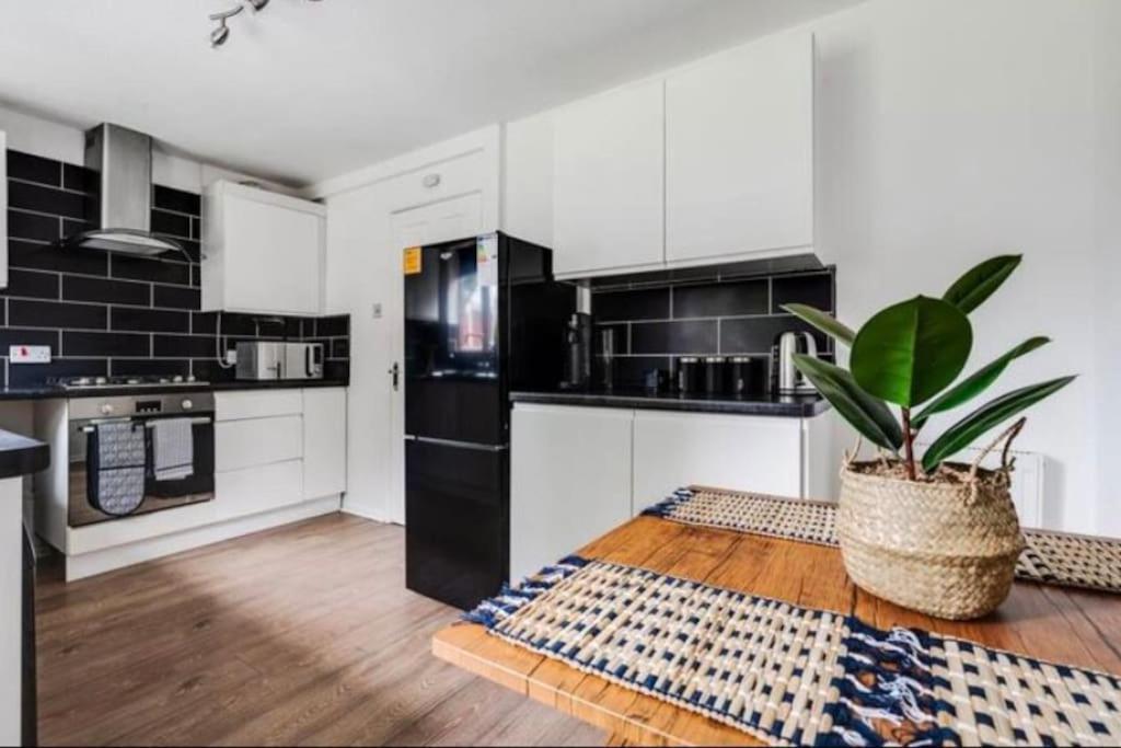 New Build House Near Trafford Centre With Drive マンチェスター エクステリア 写真