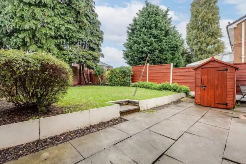 New Build House Near Trafford Centre With Drive マンチェスター エクステリア 写真