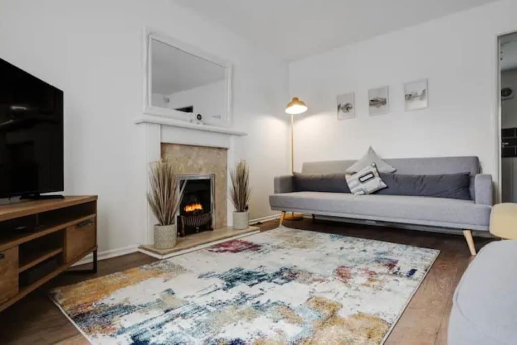 New Build House Near Trafford Centre With Drive マンチェスター エクステリア 写真