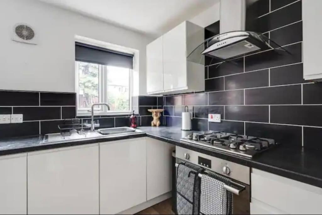 New Build House Near Trafford Centre With Drive マンチェスター エクステリア 写真