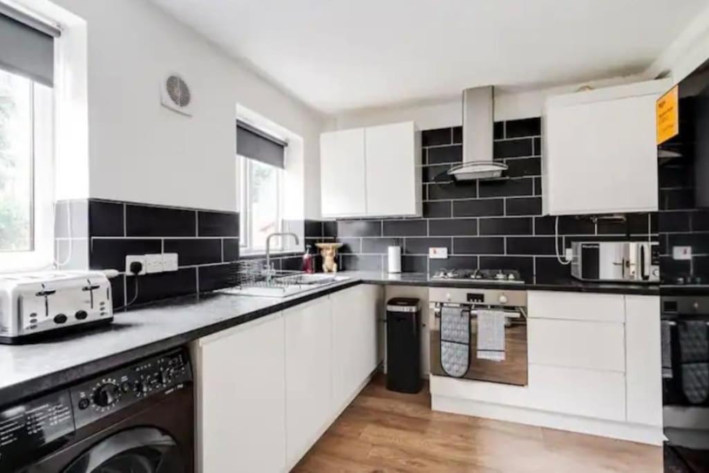 New Build House Near Trafford Centre With Drive マンチェスター エクステリア 写真