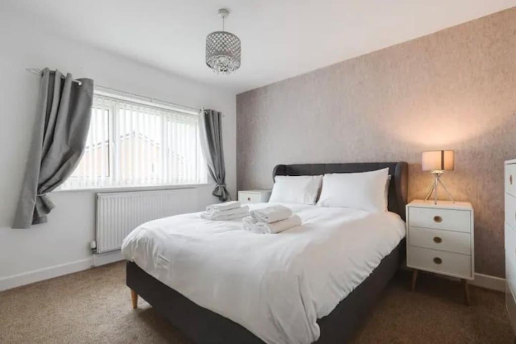 New Build House Near Trafford Centre With Drive マンチェスター エクステリア 写真